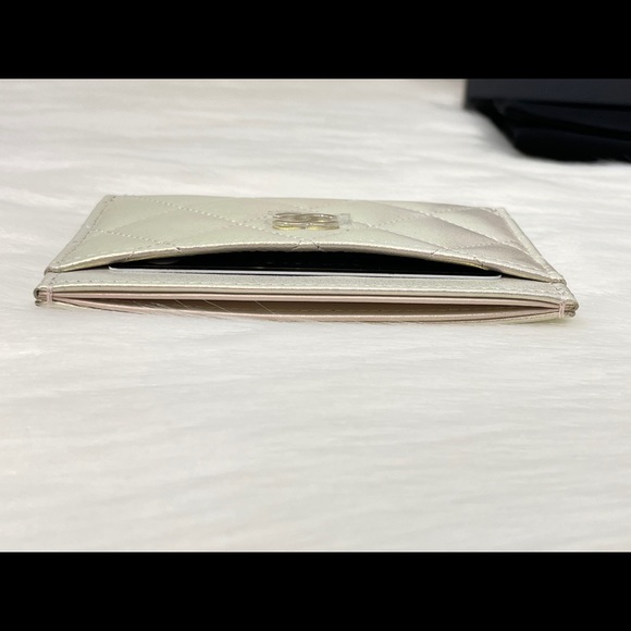 [SOLD] Chanel Ivory Iridescent Quilted Card Holder - Picture 9 of 15